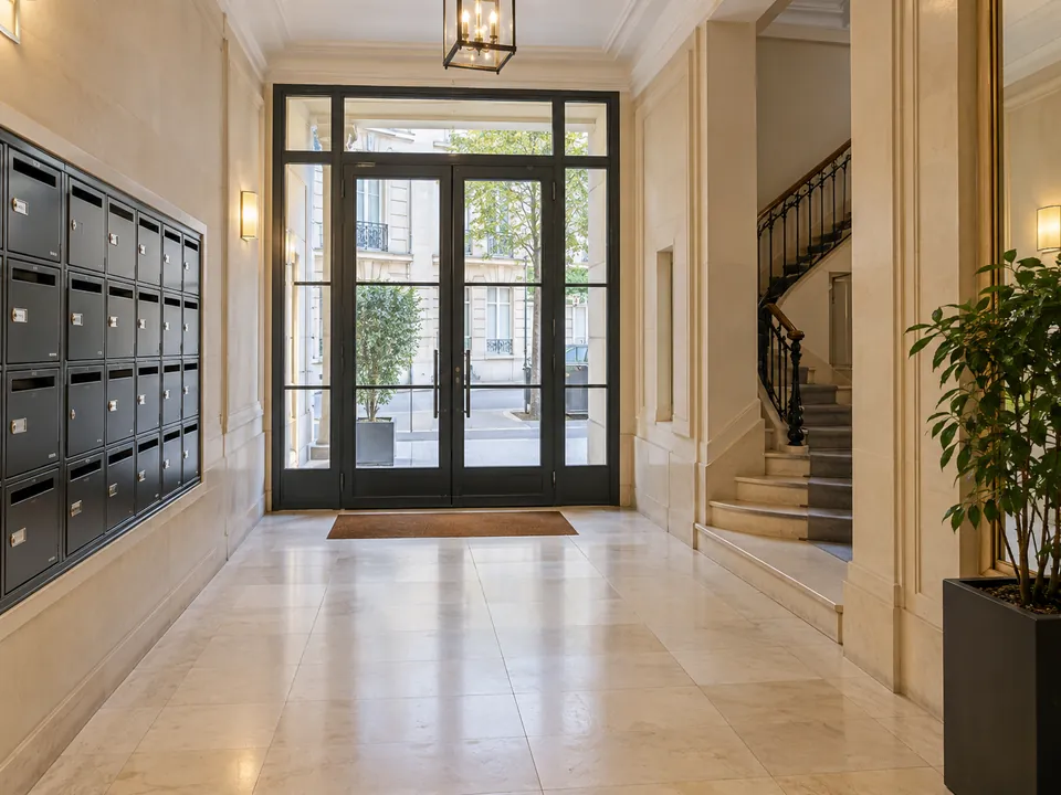 Nettoyage du hall d’entrée d’un immeuble résidentiel avec boîtes aux lettres et escalier