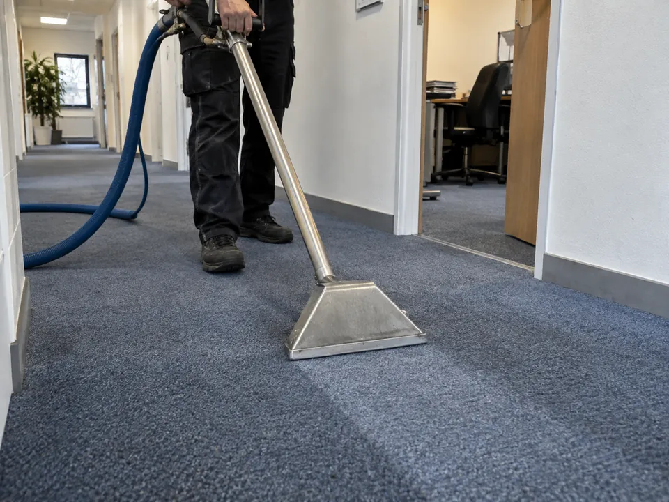Nettoyage par extraction d’une moquette bleue dans un couloir de bureaux